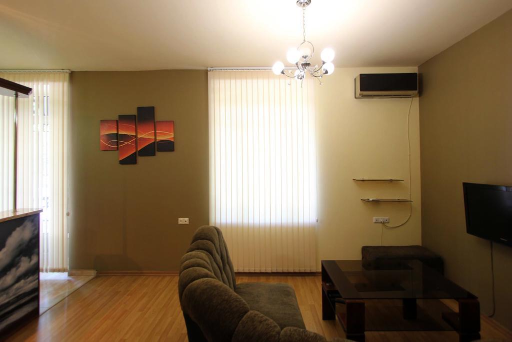Studio With Balcony On Sayat Nova Avenue Yerevan Luaran gambar